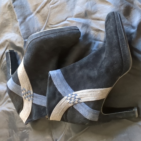Black suede heeled ankle boots - Picture 2 of 3